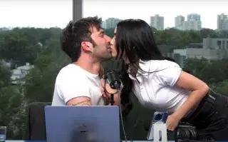 El beso de Lali Espósito y Pedro Rosemblat en Gelatina.