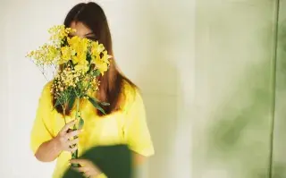 mujer con flores amarillas