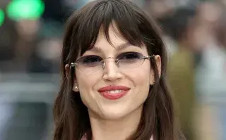 La actriz española, Úrsula Corberó dijo presente en el desfile de Miu Miu y se destacó por su look inspirado en los años noventa.