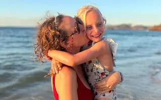 Josefina y su hija Rita en la playa