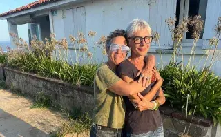 Maitena y Gabriela Cabezón Cámara, abrazadas