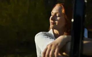 mujer disfrutando tranquila al aire libre