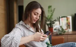 mujer con celular