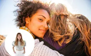 mujeres abrazadas