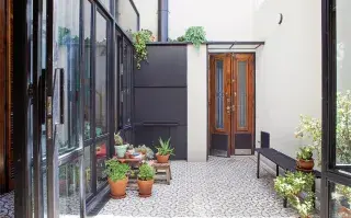 En los pisos, en las plantas, en los muebles, en el cerramiento... un mundo de detalles que resuelven bien los problemas que suelen tener los patios de PH.