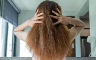 Una mujer con el pelo seco