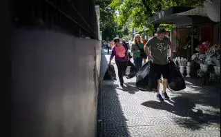 La ciudad de Bahía Blanca quedó totalmente desvastada luego del importante temporal que la azotó el día viernes que generó importantes inundaciones, destrozos y al menos 16 muertos, hasta el momento