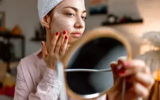 Una mujer haciéndose skin care