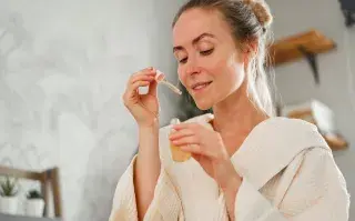 Hoy más que nunca, la cosmética natural se posiciona como una aliada poderosa para mantener la piel firme.