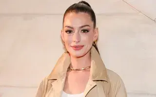 Anne Hathaway sumó a sus looks algunas de las prendas tendencia