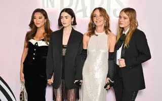 Ashley Park, Lily Collins, Philippine Leroy-Beaulieu y Camille Razat en la premiere de Emily in Paris.