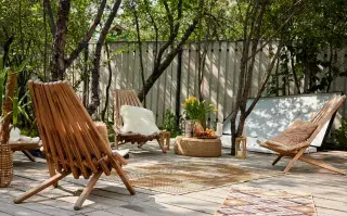 Los balcones terrazas pueden decorarse con sillones, alfombras y buena iluminación para convertirlos en un sitio acogedor