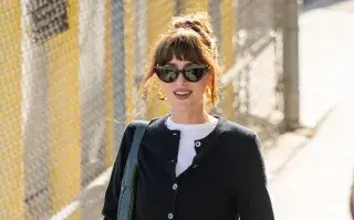 Dakota usó tres básicos ideales para sumar al armario