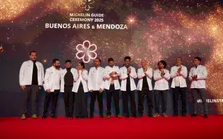 Cocineros sobre el escenario de la ceremonia de Guía Michelin 2025.