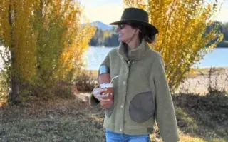 Juliana Awada lució un abrigo de la última colección de su marca