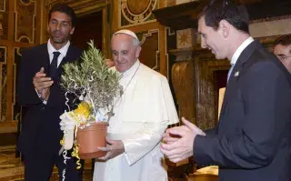 El papa Franciso en su encuentro con Gianluigi Buffon y Lionel Mess durante una audiencia privada en el año 2013.