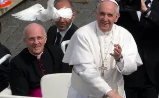El Papa Francisco mira a una paloma que se aleja luego de que la liberó de una jaula durante su audiencia general semanal en la Plaza de San Pedro en el Vaticano, el miércoles 15 de mayo de 2013.