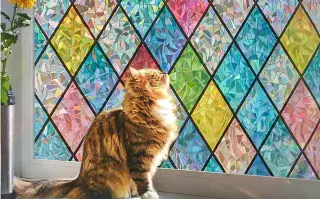 Adiós a las cortinas tradicionales: esta la tendencia deco que se impone en 2025 Si hablamos de las opciones en decoración que veremos mucho en este año tenemos que decir que existe una opción que desplaza a las cortinas para posicionarse como la propuesta ideal para colocar en las ventanas con el objetivo de tapar la luz, protegernos del calor y generar privacidad