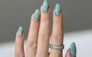 Las uñas efecto mármol son lo último en nail art