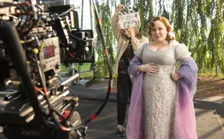 Bridgerton: esperando la 4, se confirmaron las temporadas 5 y 6 de la serie de Netflix Foto del detrás de escena de Bridgerton.