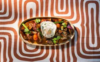 Los mejores restaurantes peruanos que hay en la ciudad y las promociones para deleitarte. En la foto: una especialidad de Tigre Morado.
