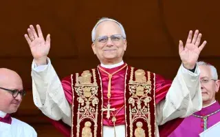 Papa Leon XIV en su primera aparición pública en el Vaticano