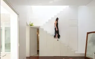 Cómo aprovechar el espacio bajo la escalera: 10 ideas reales y con estilo Los arquitectos Matías Michatek y Torunn Vaksvik Skarstad tenían pocos metros y muchas expectativas para la reforma de su PH en Parque Chacabuco. Cuando hay poco espacio toca afilar el ingenio y así fue como idearon un toilette completamente escondido bajo la escalera.