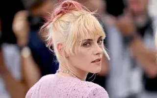 Kristen Stewart llegó a Cannes con un estilismo total pink Kristen Stewart apostó por un equipo en rosa con transparencias