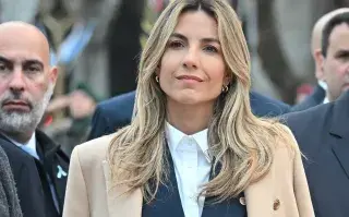 María Belén Ludueña apostó por un estilismo elegante y formal en color azul y camel