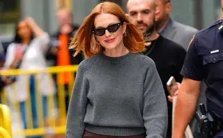 Julianne Moore apostó por un estilismo con mocasines que se llevó todas las miradas