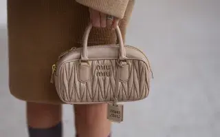 Si bien las minibags son furor, hay un nuevo ítem que vuelve con todo.