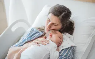 La misión imposible de dejar acostado a tu bebé: ¿por qué ocurre?