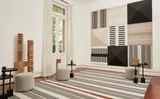 Con cuadros, pero también con alfombras, objetos, lienzos, muebles y luces: el arte es un juego abierto en la decoración y en tendencia Arenales detectamos buenas ideas. En la foto, la colección Joy de Rugit.