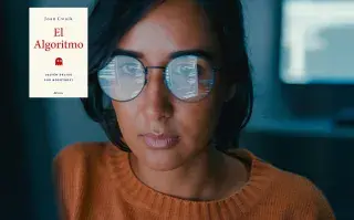 mujer frente a la computadora