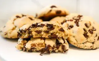 Cómo se hacen las cookies New York, gorditas y súper rellenas de chocolate