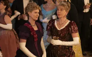 Christine Baranski y Cynthia Nixon en la tercera temporada de La edad dorada.