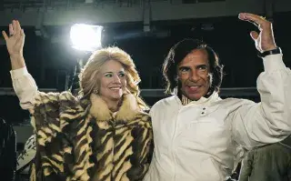 Griselda Siciliani como Zulema Yoma y Leonardo Sbaraglia como Carlos Menem en la serie de Prime Video.