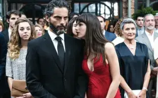 Joaquín Furriel y Úrsula Corberó en una de las películas del momento de Netflix