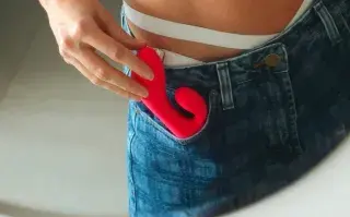 Test sexual: descubrí qué tipo de placer te representa hoy Una mujer con un sex toy en el bolsillo.