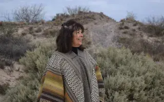 Elvia Albornoz elabora tejidos en telar vertical y de cuatro cuadros y también da capacitaciones en técnicas ancestrales de hilado, tejido y teñido con tintes naturales