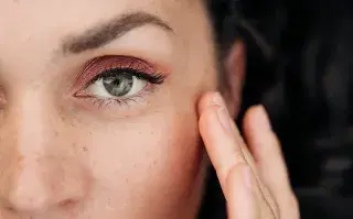 Resaltar los ojos con sombras: ¿cómo lograr un look nocturno?