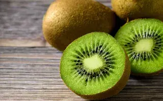 El kiwi es una fruta con numerosos beneficios para la salud, destacando su alto contenido de vitamina C, fibra y antioxidantes