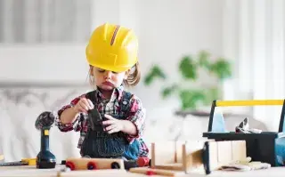 Día de las Infancias: cómo elegir regalos sin estereotipos de género nena jugando carpintería