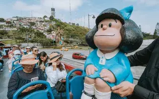 Mafalda viaja en un bus turístico por la ciudad de Guayaquil junto a lectores del periódico El Universo que le dieron una calurosa bienvenida.