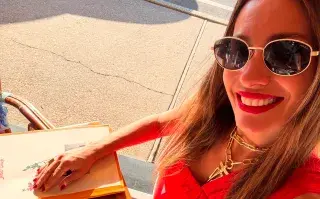 Pampita deslumbra con un look total red: el vestido rojo que lució en las playas de California Foto de Pampita.
