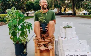El influencer Robin Greenfield es un activista ambiental que promueve el empleo de Coleus barbatus como sustituto del papel.