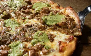 Día de la Palta: 5 lugares en CABA donde probar preparaciones originales pizza con palta