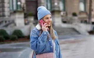 Gorro de lana, sweater de lana y chaqueta de corderito, ideal para un look de frío