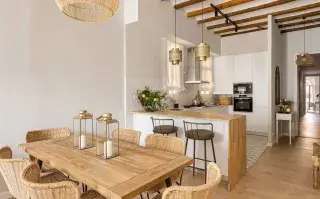 Utilizar una paleta de colores neutros y materiales similares en ambos ambientes genera armonía y conexión visual.Utilizar una paleta de colores neutros y materiales similares en ambos ambientes genera armonía y conexión visual.