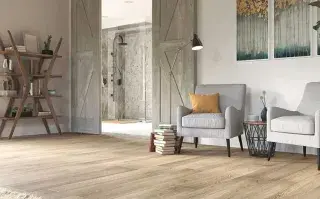 Ambos ofrecen una gran variedad de colores y formatos, pero el porcelanato se lleva los aplausos: cada vez llega con más detalles, texturas, pulidos y dimensiones que elevan el diseño de cualquier ambiente.